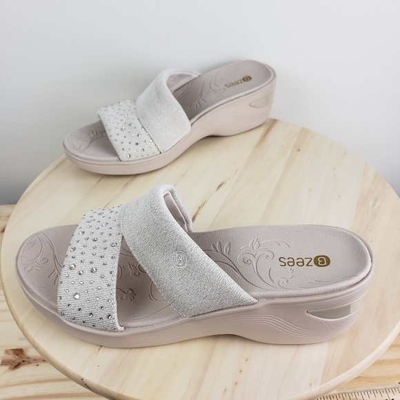 BZees Wedge Slide Sandal Size 9M Dynasty Bright Gold Beige Comfort Casual Sandal - Picture 9 of 11